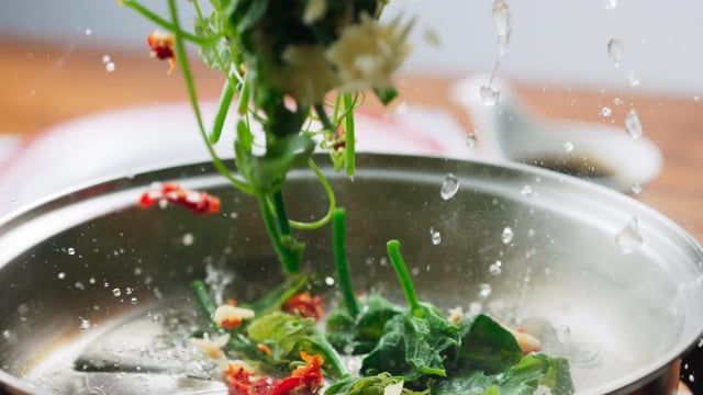 BLUEPOT : เห็ดออรินจิผัดน้ำมันหอย